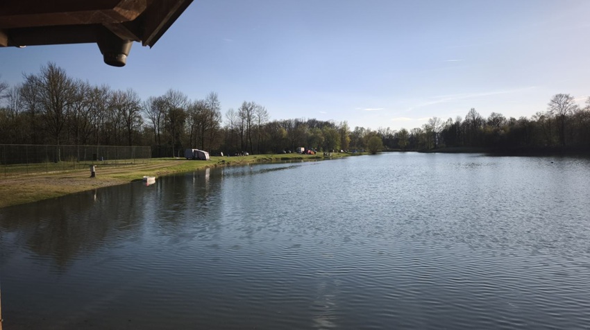 SEZONA JE POČELA! PRVI SUNČAN PROLJEĆNI DAN OKUPIO RIBOLOVCE NA JEZERU